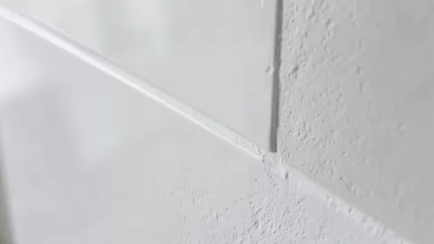 Wykończenie płytek przy ścianie