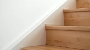 Wykończenie schodów przy ścianie